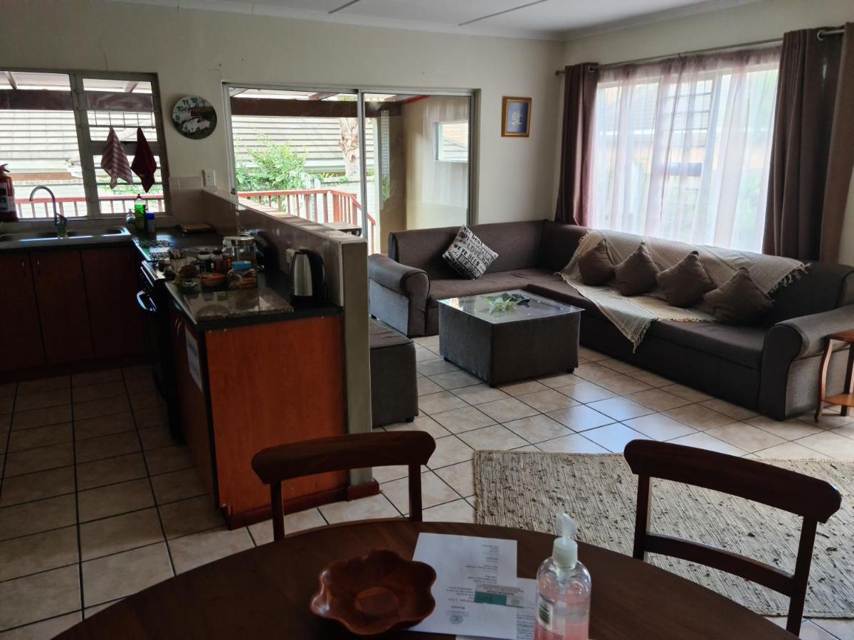 Mackenzies Accommodation Ист-Лондон Экстерьер фото