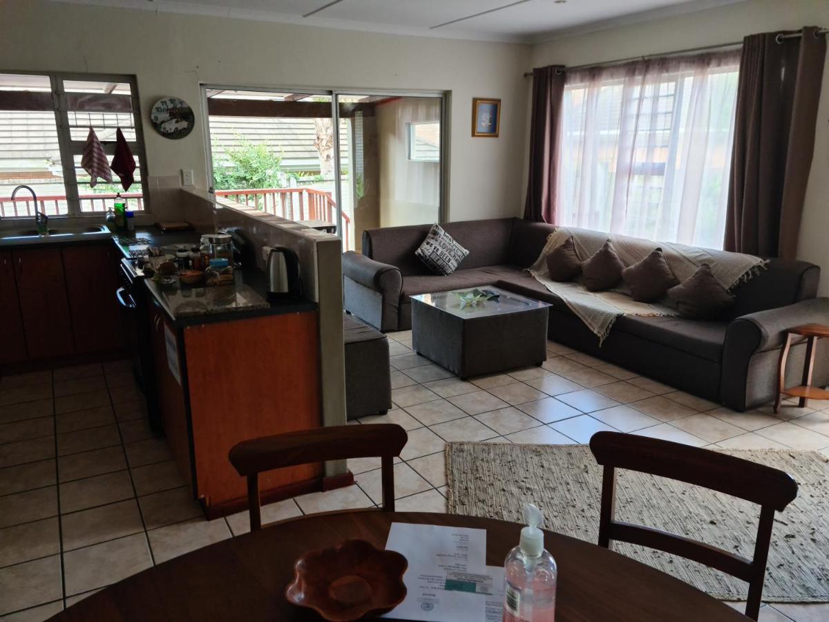 Mackenzies Accommodation Ист-Лондон Экстерьер фото