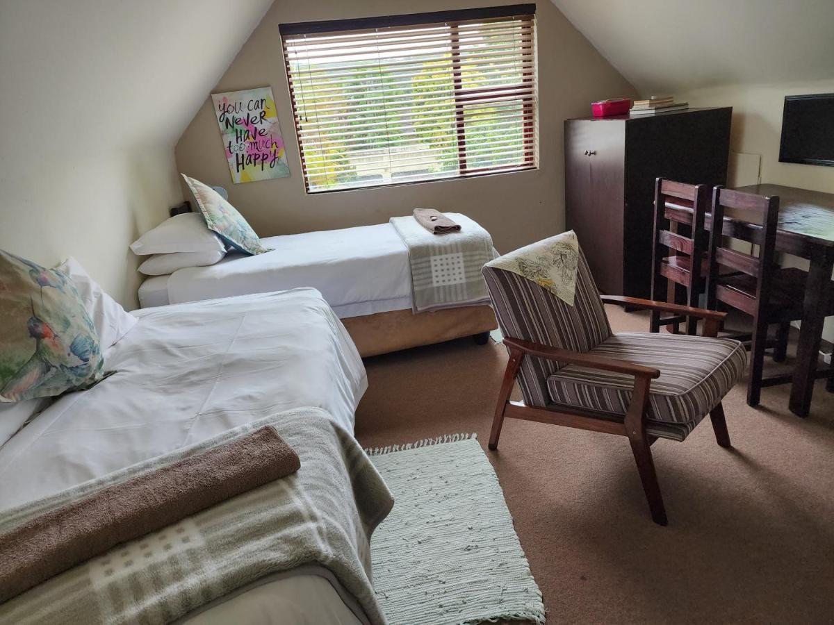 Mackenzies Accommodation Ист-Лондон Экстерьер фото